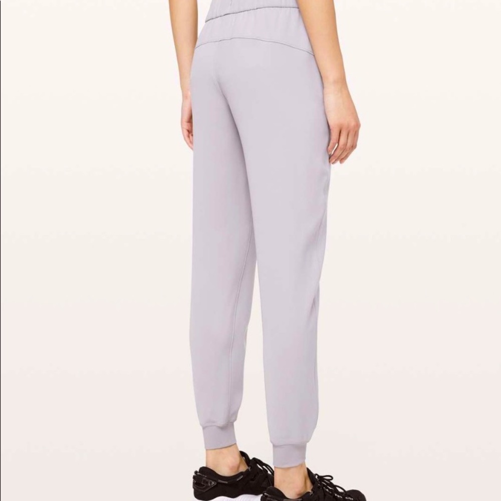 Lululemon On the Fly Joggers Size 4 - Silverscreen